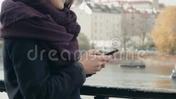 布拉格美丽的年轻女性游客使用她的智能手机旅行理念视频的预览图