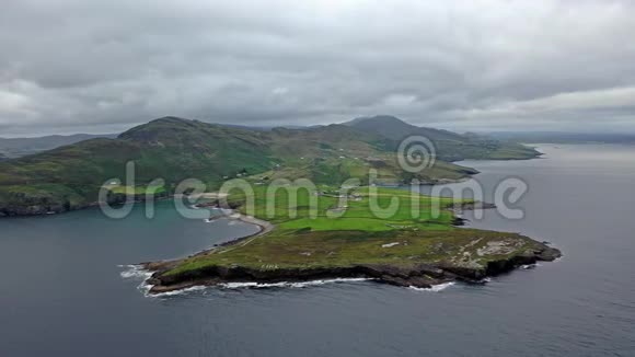 穆克罗斯海德是一个小半岛位于爱尔兰西北部的多加尔县位于基利比格斯以西约10公里处包含一个视频的预览图