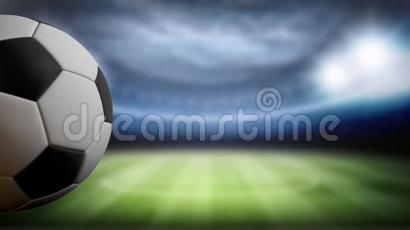 足球比分背景球在球场背景的左侧旋转标题或标志的空间足球视频的预览图