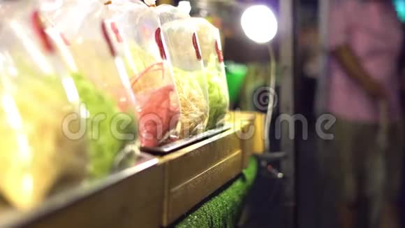 亚洲夜市首席烹饪异国糖果如糖果和口香糖4K视频的预览图