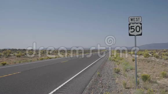 沿着沙漠中的一条路行驶摩托车视频的预览图