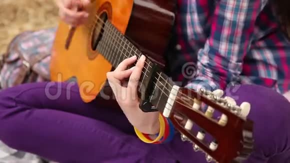 女孩用吉他作曲视频的预览图