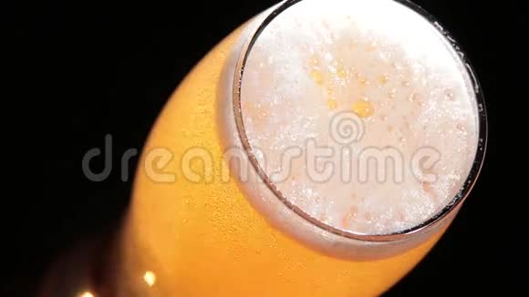 啤酒在玻璃杯里流动视频的预览图