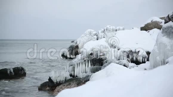 波罗的海沿岸冬季冰雪覆盖视频的预览图