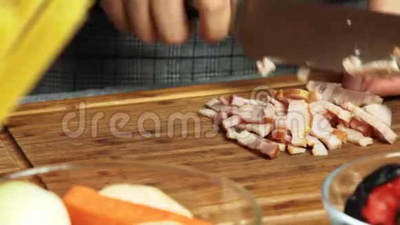 女人做饭和切肉肉视频的预览图