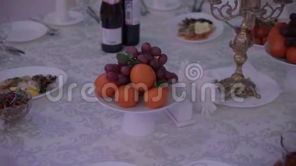 餐厅桌子上的葡萄和橘子视频的预览图