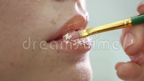 化妆师把纸屑放在嘴唇上嘴唇上的纸屑美丽的妆容和明亮的嘴唇颜色视频的预览图
