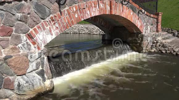 复古红砖石拱瀑流水4K视频的预览图
