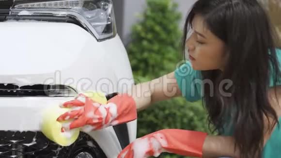 女人拿着海绵去洗车视频的预览图