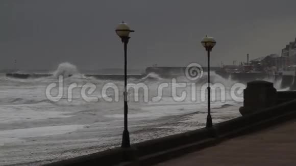 在英国布里灵顿的波涛汹涌的大海视频的预览图