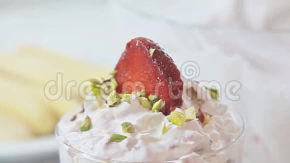 草莓提拉米苏甜点视频的预览图