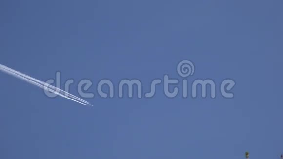 飞机在蓝天上飞得很高留下了白色的痕迹4K视频的预览图