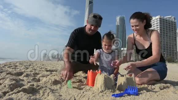 家庭建造沙堡冲浪天堂澳大利亚视频的预览图