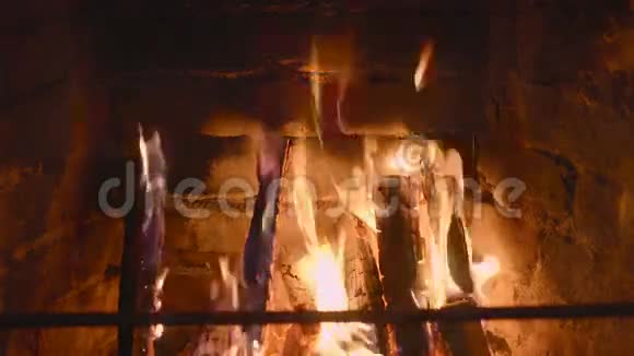 温暖舒适的火炉放在一个砖砌的壁炉里视频的预览图