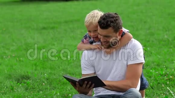 父子俩在看书视频的预览图