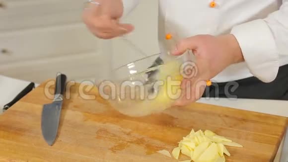 厨师正在玻璃碗里搅拌鸡蛋视频的预览图