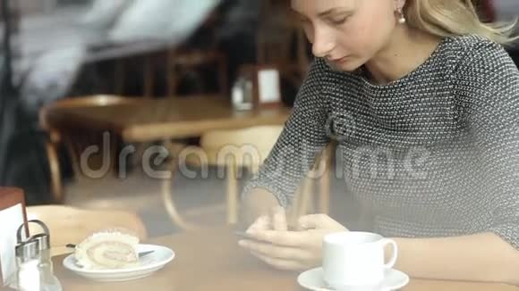 在咖啡厅早餐时女人用手机发短信视频的预览图