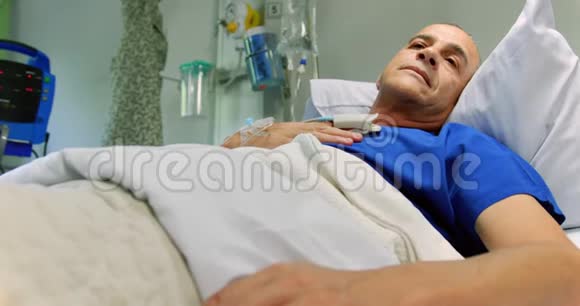 男性病人在医院病房放松4k视频的预览图