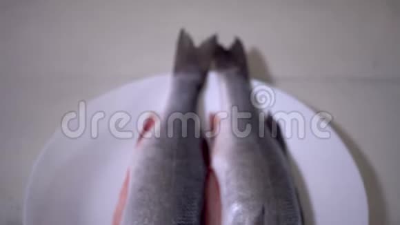 4K鱼食物厨房动物手人白色健康海鸟生海鲜视频的预览图