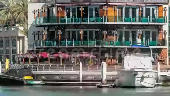 走廊和餐厅时间在码头步行白天阿联酋迪拜视频的预览图