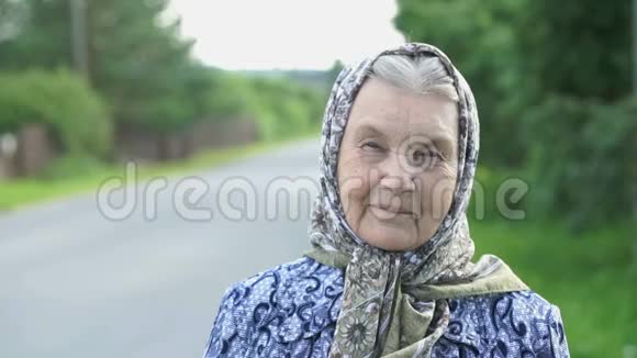 微笑成熟的老妇人的肖像特写视频的预览图