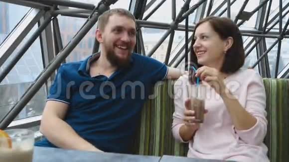 咖啡馆里的一对幸福的年轻夫妇视频的预览图