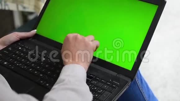 数字平板电脑上的女孩手势视频的预览图