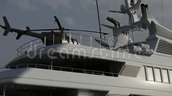 游艇码头上有直升机的现代化游艇视频的预览图