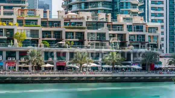 走廊和餐厅时间在码头步行白天阿联酋迪拜视频的预览图