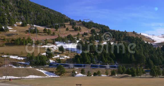 沃尔德诺里亚铁路公路火车4公里西班牙视频的预览图