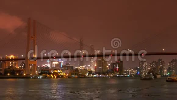 时光流逝繁忙的航运在河上跨海大桥明亮的城市建筑视频的预览图