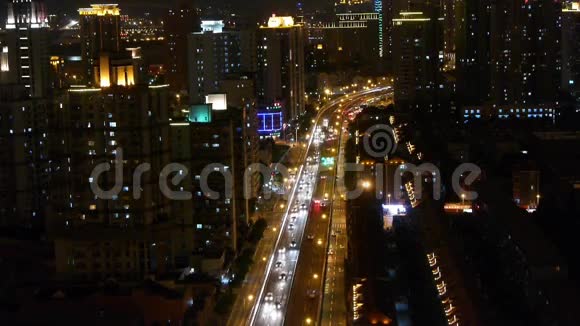 夜晚繁忙的城市交通堵塞明亮的城市摩登建筑背景视频的预览图