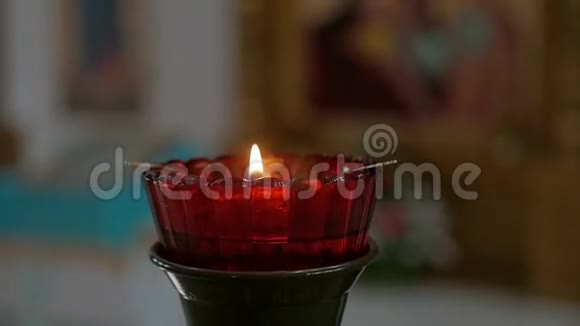 俄罗斯东正教教堂慢动作视频中燃烧的蜡烛视频的预览图