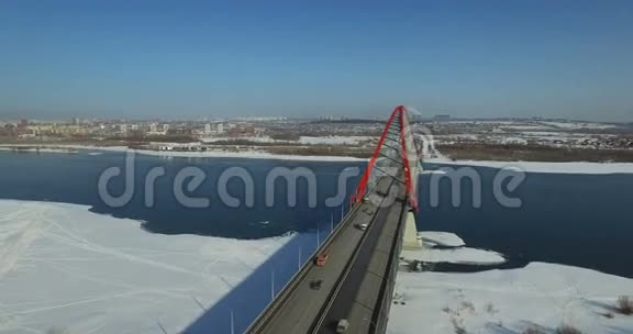 美国NOVOSIBIRSK2016年11月22日布格林斯基大桥交通视频的预览图