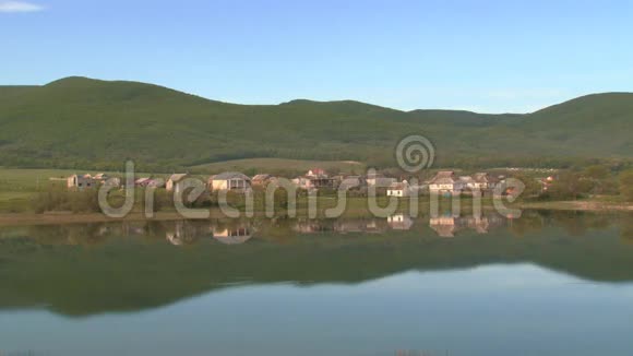 镜湖畔的村庄视频的预览图