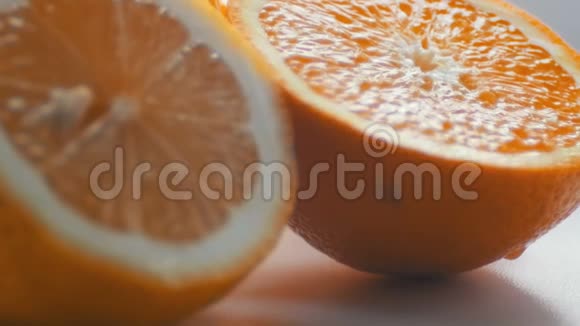 在白色背景下剪下柑橘柠檬和橙色的特写镜头视频的预览图
