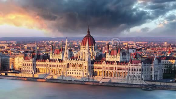 布达佩斯议会戏剧性的日出视频的预览图