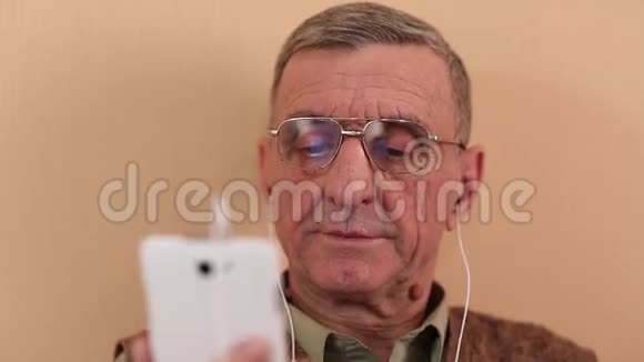 老人通过智能手机进行交流带手机的男人视频的预览图