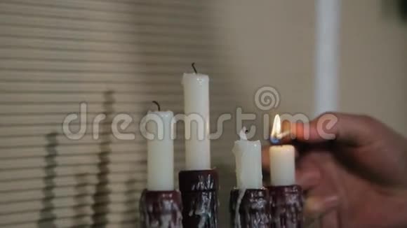 穿黑色西装的男人穿三支蜡烛视频的预览图