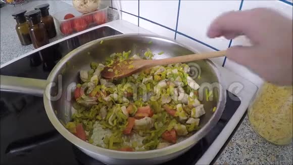 手在厨房的锅里煮蔬菜抹布视频的预览图
