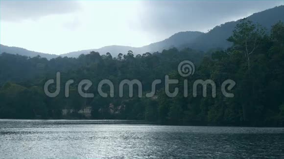 水库湖景和山景视频的预览图