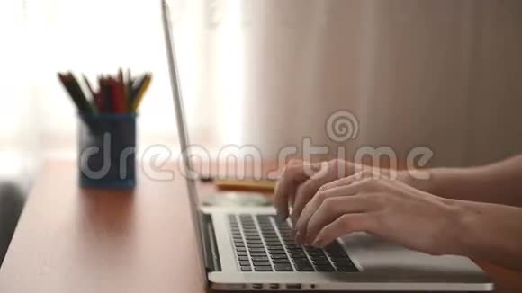 女子手按手提电脑键盘打字录像视频的预览图