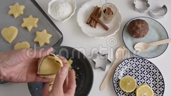 女人用米粉准备健康饼干家庭自制假日烘焙主题视频的预览图