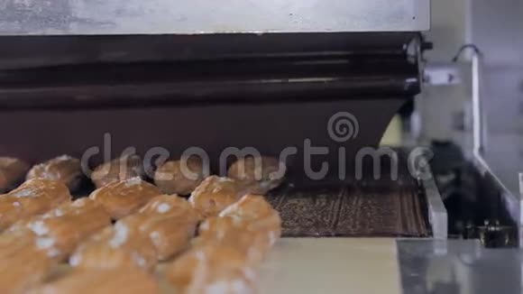 带有移动Eclair的输送线糕点糕点甜品生产线视频的预览图