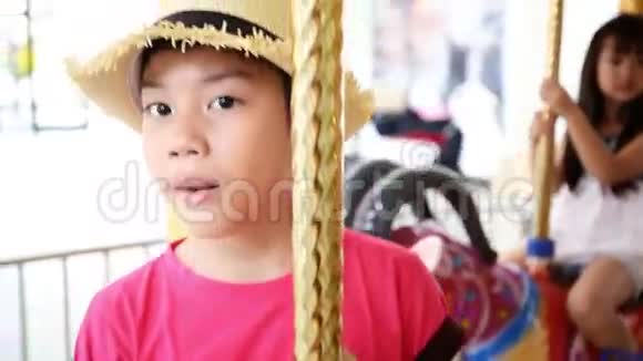 在嘉年华会上关闭亚洲儿童旋转木马视频的预览图