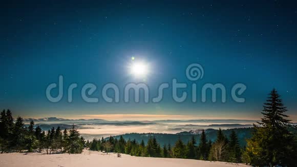 喀尔巴阡山脉的月亮和星星时间流逝视频的预览图