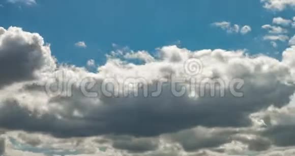 在多风天气中几个蓬松的卷曲卷云层的时间间隔剪辑视频的预览图