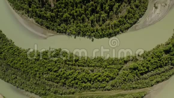 山林河的美丽春天景观空中观景台无人机飞过美丽的山林视频的预览图