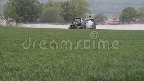 拖拉机在春季喷洒大豆田视频的预览图