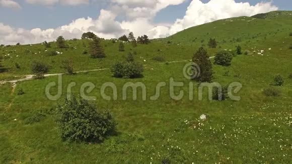 空中美丽的绿草如茵的山景视频的预览图